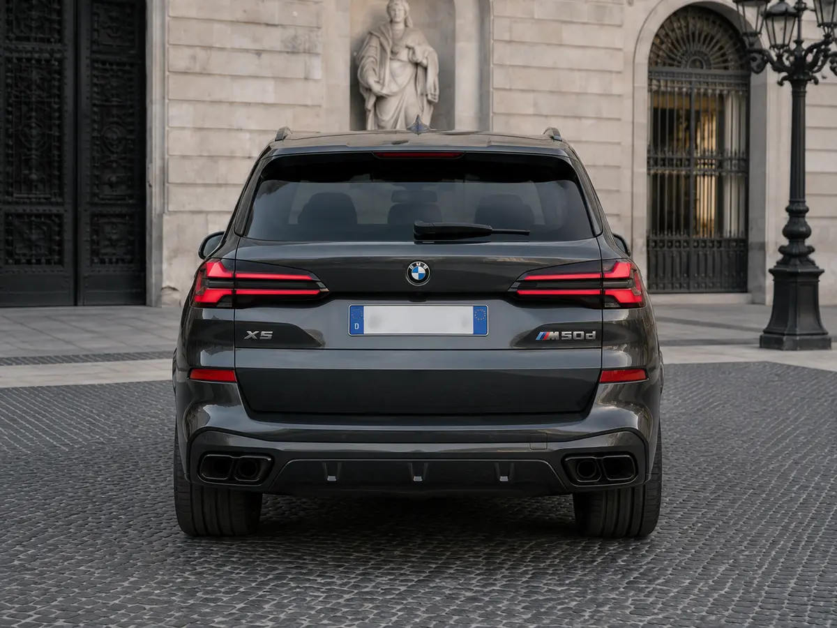 BMW X5 M-pack 30d 2025, vista posteriore — Florence Luxury Car Rental, Firenze. BMW X5 M-pack 30d a Firenze Il noleggio di una BMW X5 M-pack 30d a Firenze mette a…