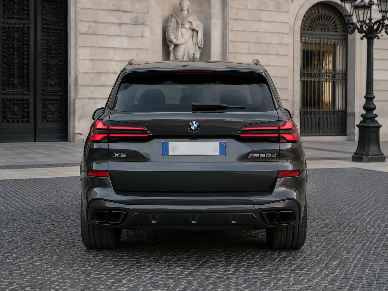 BMW X5 M-pack 30d 2025, vista posteriore — Florence Luxury Car Rental, Firenze. BMW X5 M-pack 30d a Firenze Il noleggio di una BMW X5 M-pack 30d a Firenze mette a…
