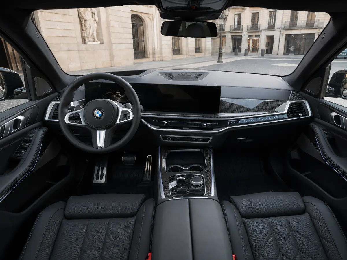 BMW X5 M-pack 30d 2025, interni — Florence Luxury Car Rental, Firenze. BMW X5 M-pack 30d a Firenze Il noleggio di una BMW X5 M-pack 30d a Firenze mette a…