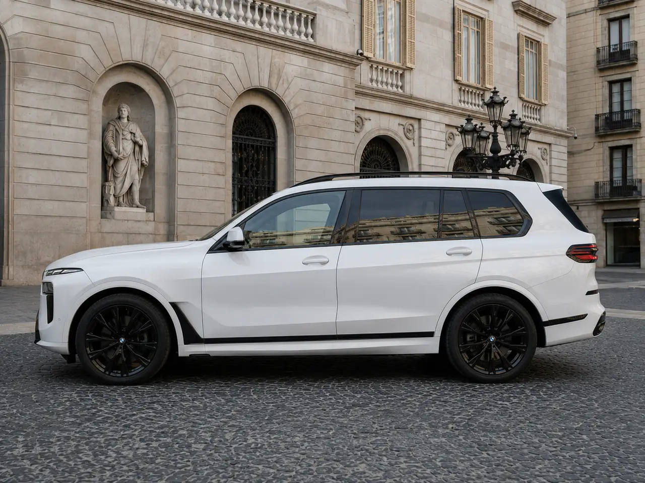 BMW X7 40d M 2024, esterno — Florence Luxury Car Rental, Firenze. BMW X7 40d M a Firenze Il noleggio della BMW X7 40d M a Firenze mette a disposizione un…