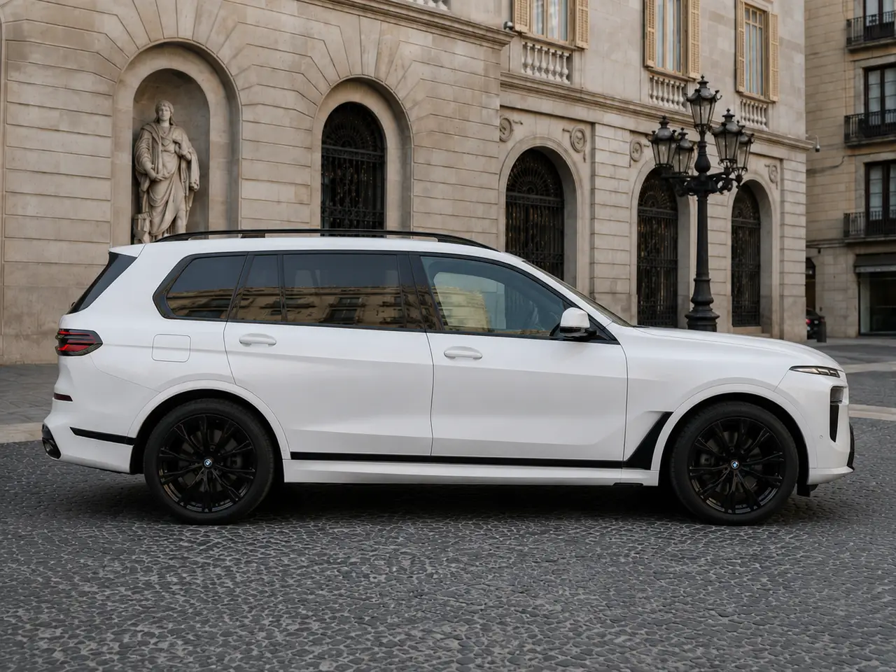 BMW X7 40d M 2024, vista frontale — Florence Luxury Car Rental, Firenze. BMW X7 40d M a Firenze Il noleggio della BMW X7 40d M a Firenze mette a disposizione un…