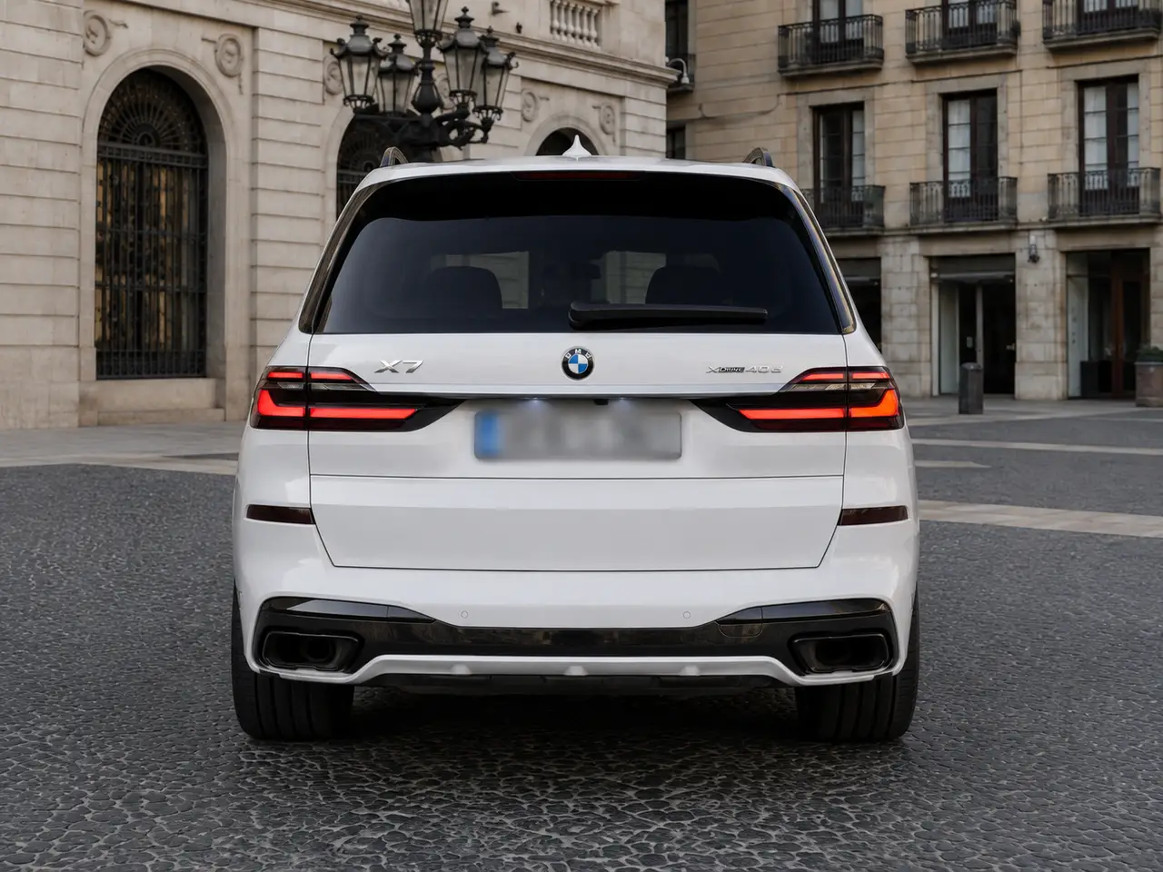 BMW X7 40d M 2024, vista posteriore — Florence Luxury Car Rental, Firenze. BMW X7 40d M a Firenze Il noleggio della BMW X7 40d M a Firenze mette a disposizione un…