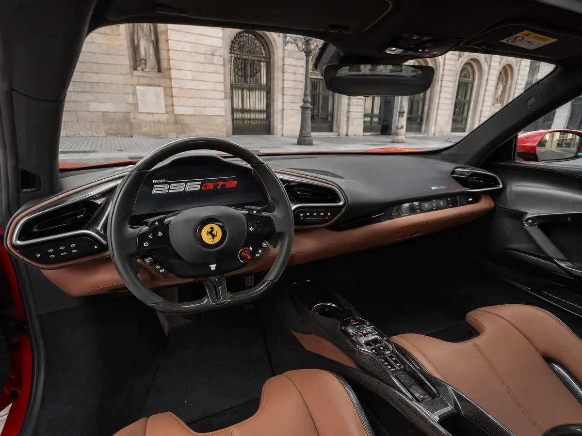 Ferrari 296 GTB 2023, interni — Florence Luxury Car Rental, Firenze. Ferrari 296 GTB a Firenze Il noleggio di una Ferrari 296 GTB a Firenze mette a…