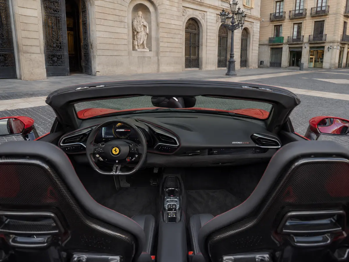 Ferrari 296 GTS Spider 2024, intérieur — Florence Luxury Car Rental, Florence. Ferrari 296 GTS Spider à Florence La location d'une Ferrari 296 GTS Spider à Florence…
