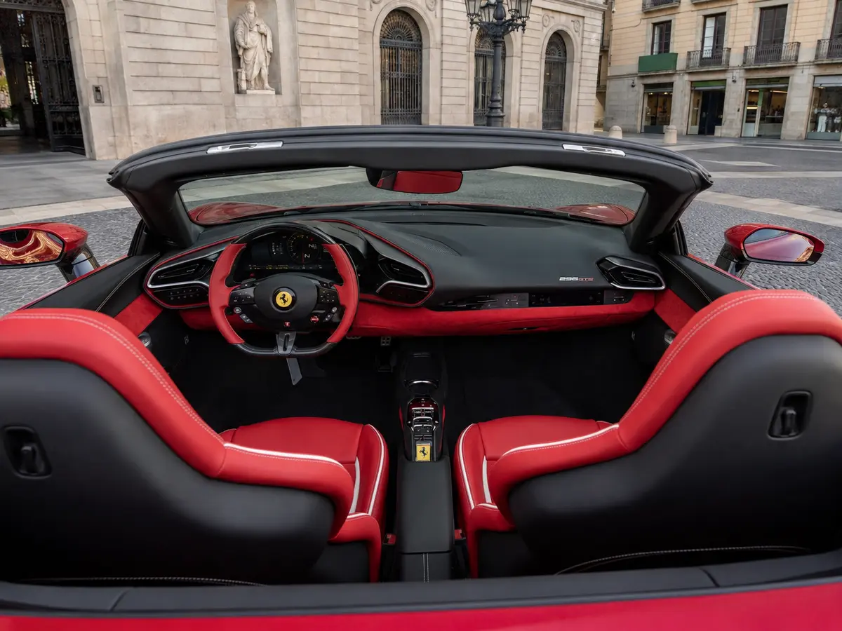 Ferrari 296 GTS Spider 2025, intérieur — Florence Luxury Car Rental, Florence. Ferrari 296 GTS Spider à Florence La location d'une Ferrari 296 GTS Spider à Florence…