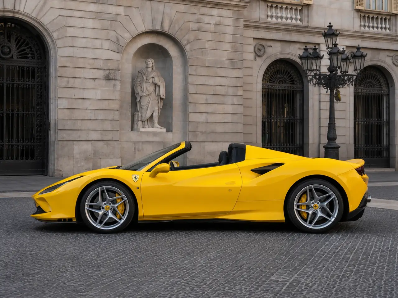 Ferrari F8 SPIDER 2023, extérieur — Florence Luxury Car Rental, Florence. Ferrari F8 SPIDER à Florence La location d'une Ferrari F8 SPIDER à Florence permet de…