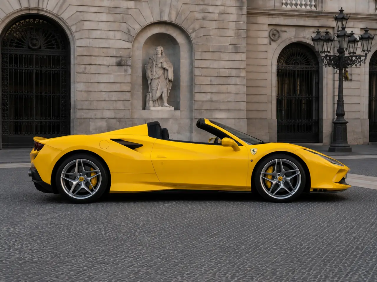 Ferrari F8 SPIDER 2023, vue avant — Florence Luxury Car Rental, Florence. Ferrari F8 SPIDER à Florence La location d'une Ferrari F8 SPIDER à Florence permet de…