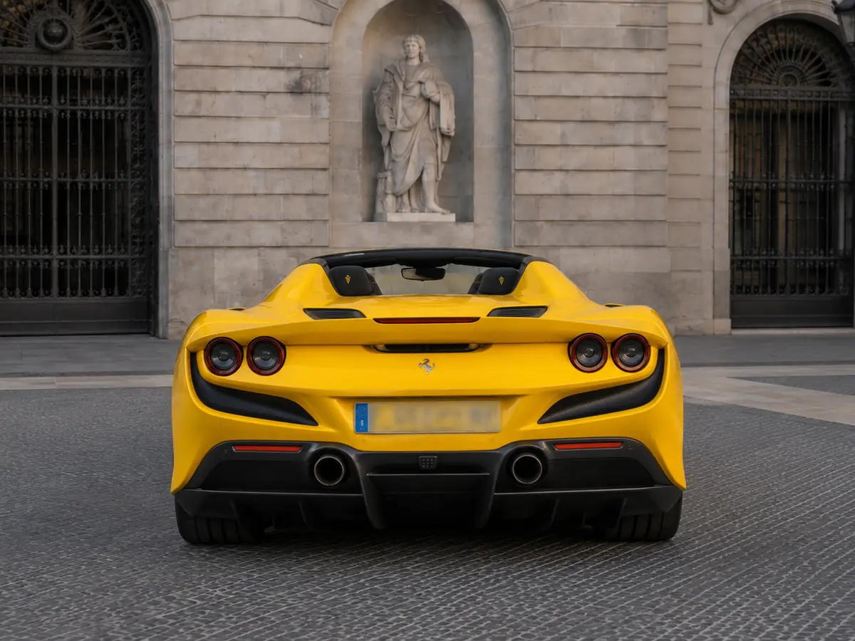 Ferrari F8 SPIDER 2023, vue arrière — Florence Luxury Car Rental, Florence. Ferrari F8 SPIDER à Florence La location d'une Ferrari F8 SPIDER à Florence permet de…