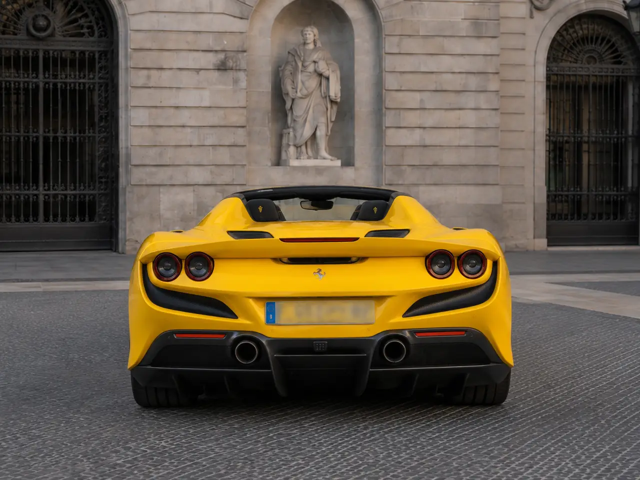 Ferrari F8 SPIDER 2023, vue arrière — Florence Luxury Car Rental, Florence. Ferrari F8 SPIDER à Florence La location d'une Ferrari F8 SPIDER à Florence permet de…