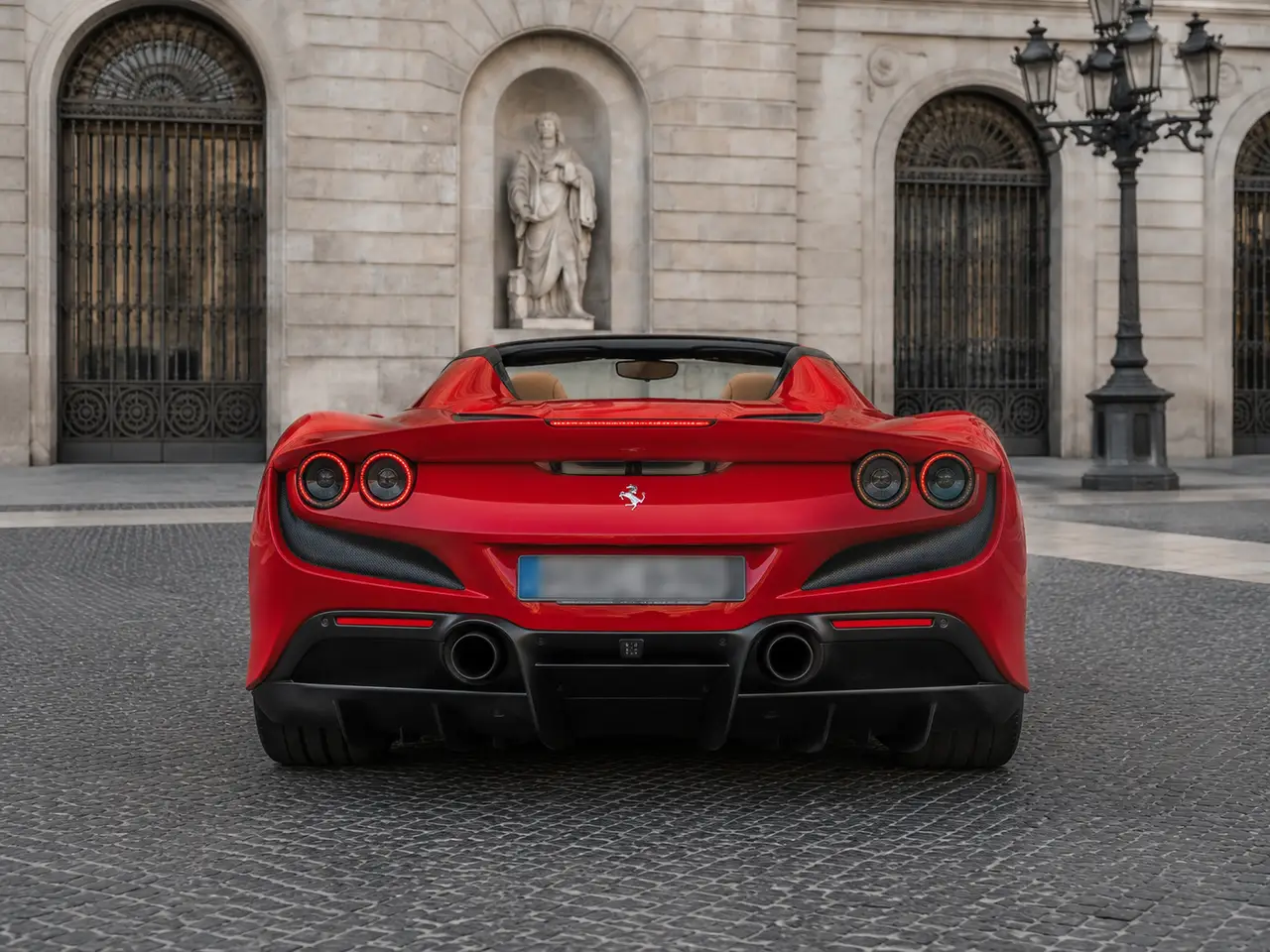 Ferrari F8 Tributo Spider Red 2023, vista trasera — Florence Luxury Car Rental, Florencia. Ferrari F8 Tributo Spider Red en Florencia El alquiler del Ferrari F8 Tributo Spider Red…