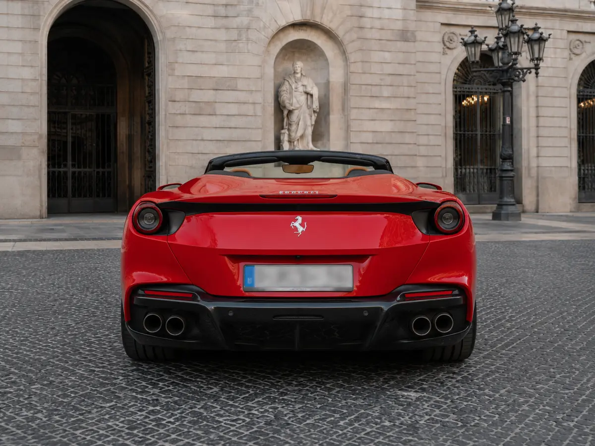 Ferrari Portofino M 2023, vista posteriore — Florence Luxury Car Rental, Firenze. Ferrari Portofino M a Firenze Il noleggio di una Ferrari Portofino M a Firenze consente…