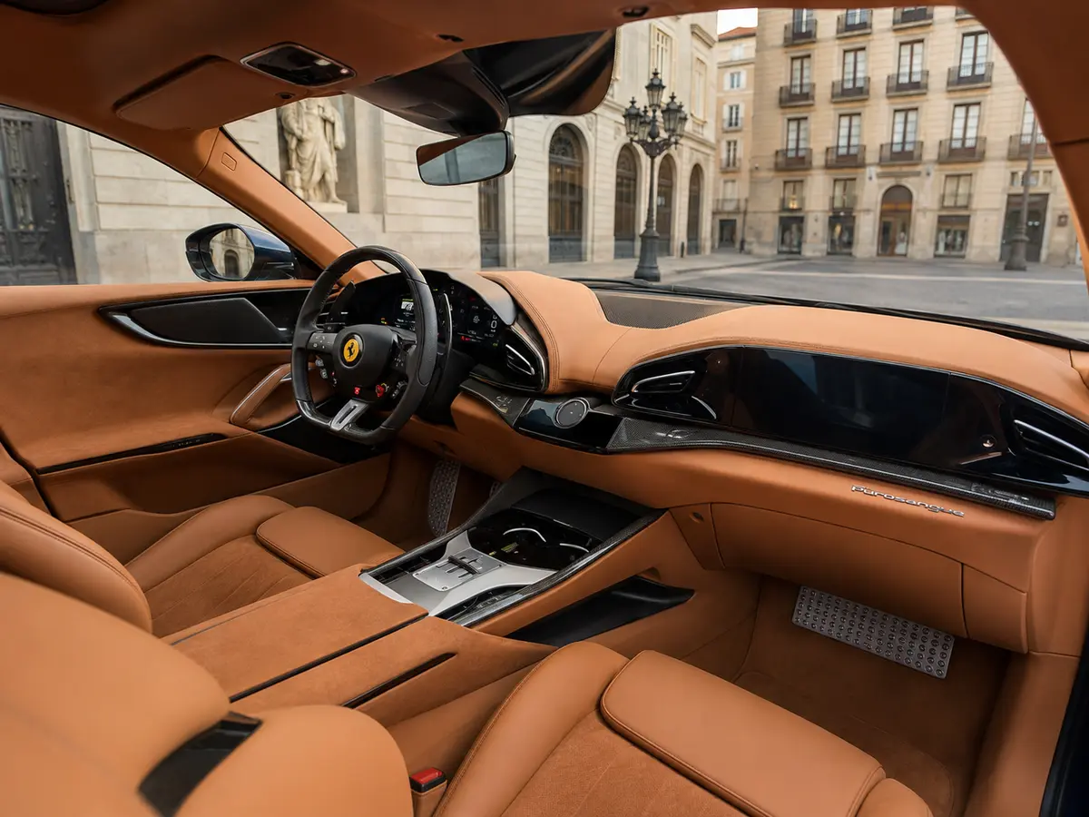 Ferrari Purosangue 2024, intérieur — Florence Luxury Car Rental, Florence. Ferrari Purosangue à Florence La location d'une Ferrari Purosangue à Florence donne accès…