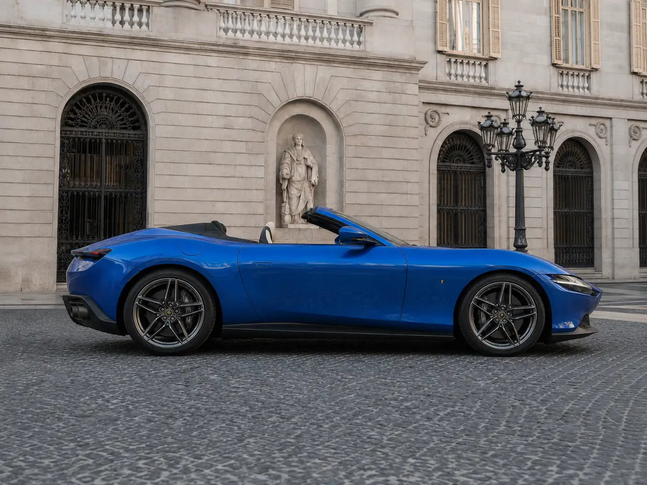 Ferrari Roma 2025, vista frontale — Florence Luxury Car Rental, Firenze. Ferrari Roma a Firenze Il noleggio di una Ferrari Roma a Firenze mette a disposizione un…