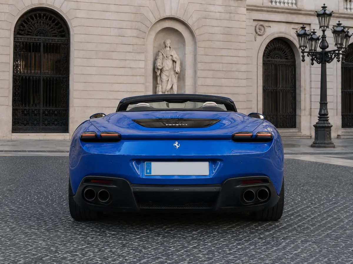 Ferrari Roma 2025, vista posteriore — Florence Luxury Car Rental, Firenze. Ferrari Roma a Firenze Il noleggio di una Ferrari Roma a Firenze mette a disposizione un…