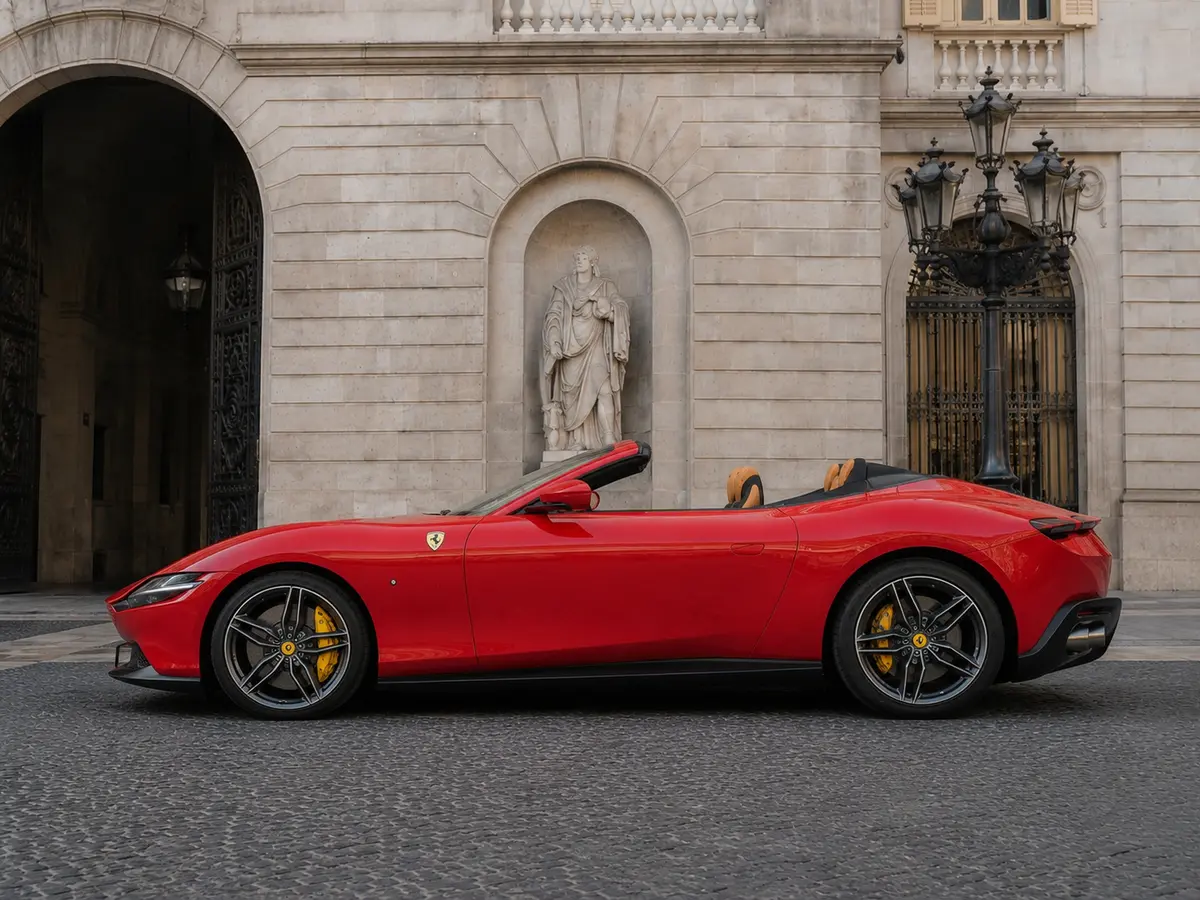 Ferrari Roma Spider 2024, esterno — Florence Luxury Car Rental, Firenze. Ferrari Roma Spider a Firenze Il noleggio di una Ferrari Roma Spider a Firenze mette a…