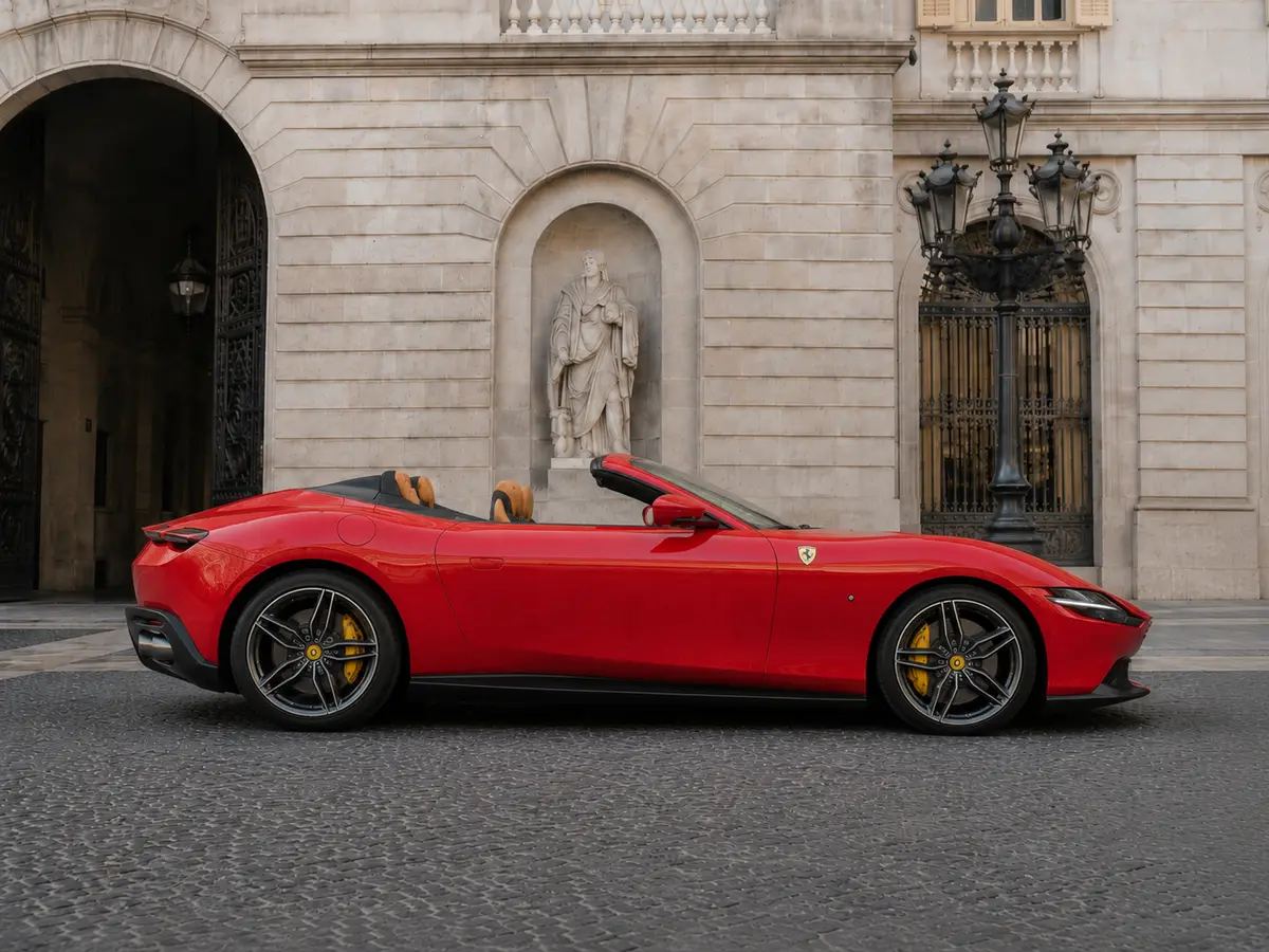 Ferrari Roma Spider 2024, vista frontale — Florence Luxury Car Rental, Firenze. Ferrari Roma Spider a Firenze Il noleggio di una Ferrari Roma Spider a Firenze mette a…