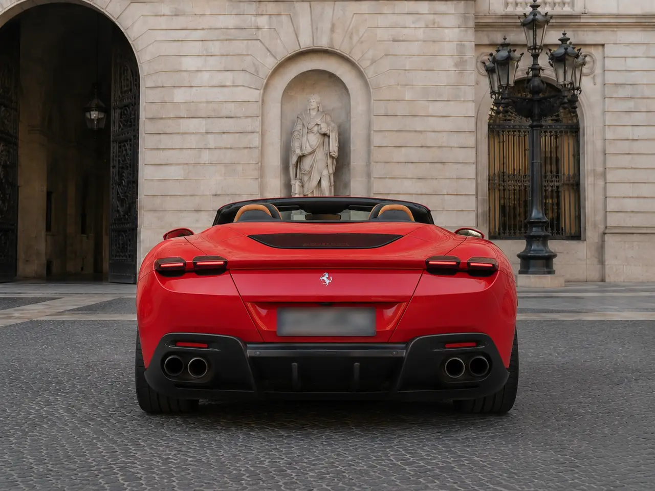 Ferrari Roma Spider 2024, vista posteriore — Florence Luxury Car Rental, Firenze. Ferrari Roma Spider a Firenze Il noleggio di una Ferrari Roma Spider a Firenze mette a…