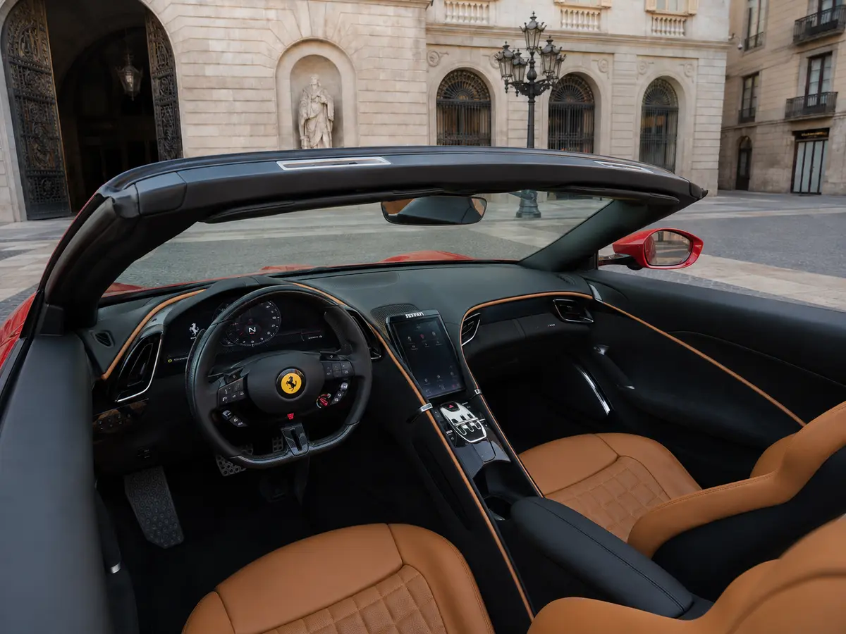 Ferrari Roma Spider 2024, interni — Florence Luxury Car Rental, Firenze. Ferrari Roma Spider a Firenze Il noleggio di una Ferrari Roma Spider a Firenze mette a…