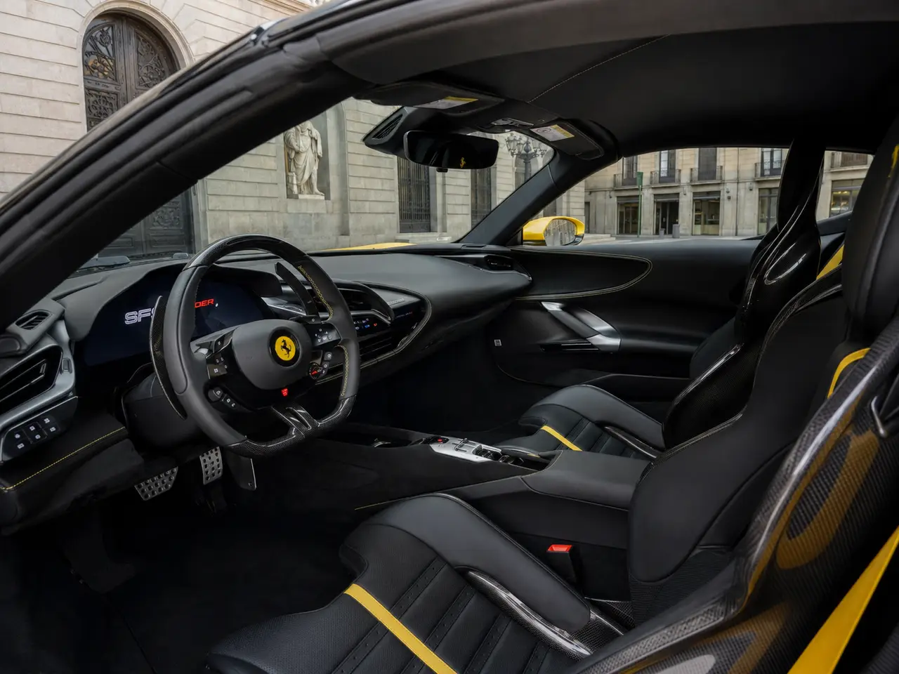 Ferrari SF90 Spider 2024, interni — Florence Luxury Car Rental, Firenze. Ferrari SF90 Spider a Firenze Il noleggio della Ferrari SF90 Spider a Firenze mette a…