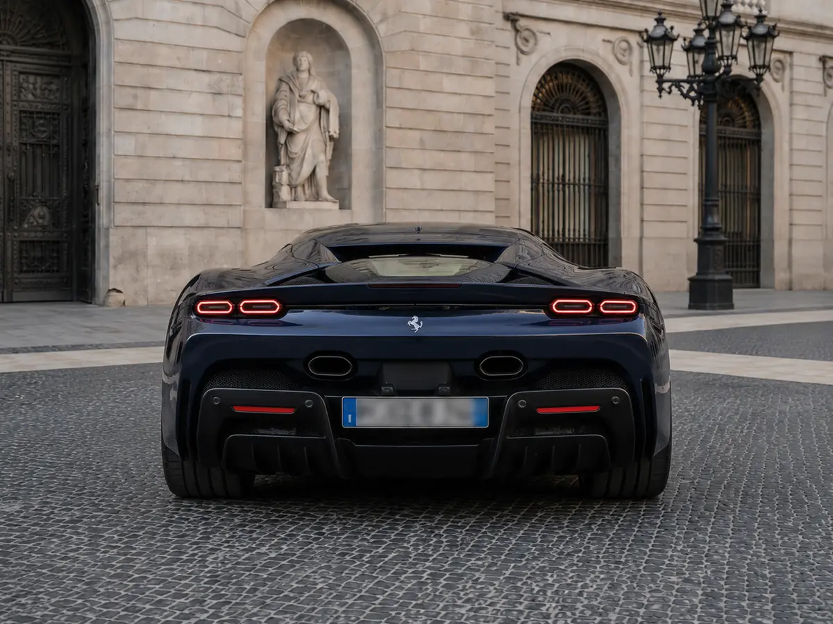 Ferrari SF90 Stradale 2025, vista posteriore — Florence Luxury Car Rental, Firenze. Ferrari SF90 Stradale a Firenze Il noleggio di una Ferrari SF90 Stradale a Firenze mette…