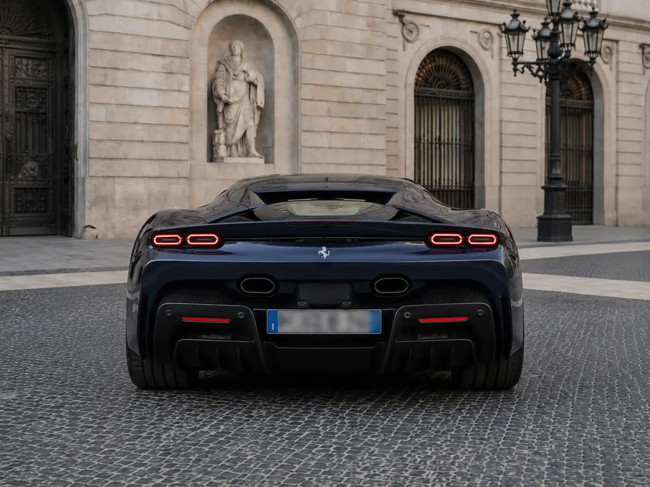 Ferrari SF90 Stradale 2025, vue arrière — Florence Luxury Car Rental, Florence. Ferrari SF90 Stradale à Florence La location d'une Ferrari SF90 Stradale à Florence…