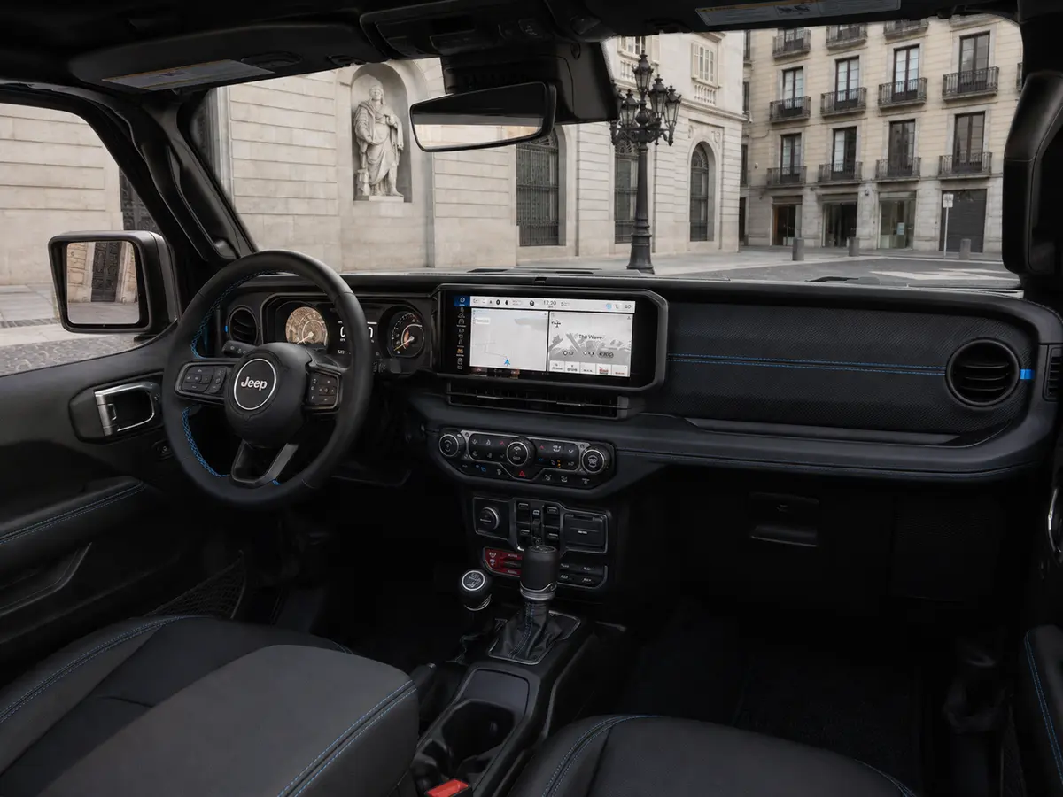 Jeep Wrangler 2025, interni — Florence Luxury Car Rental, Firenze. Jeep Wrangler a Firenze Il noleggio di una Jeep Wrangler a Firenze mette a disposizione…