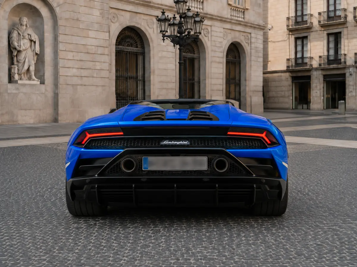 Lamborghini Huracan Evo Spyder 2022, vue arrière — Florence Luxury Car Rental, Florence. Lamborghini Huracan Evo Spyder à Florence La location d'une Lamborghini Huracan Evo…
