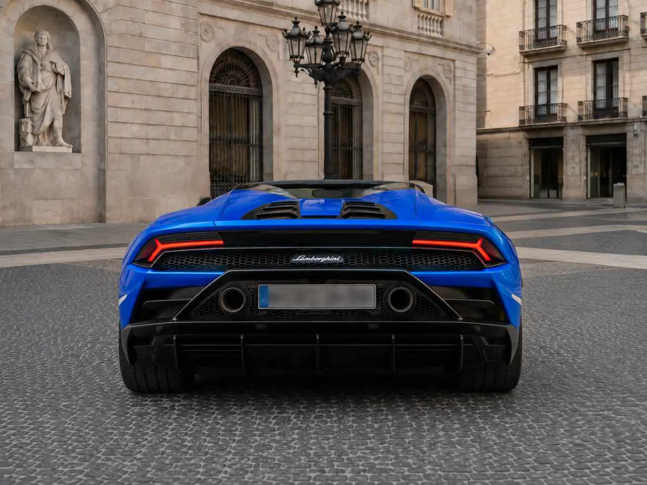 Lamborghini Huracan Evo Spyder 2022, vue arrière — Florence Luxury Car Rental, Florence. Lamborghini Huracan Evo Spyder à Florence La location d'une Lamborghini Huracan Evo…