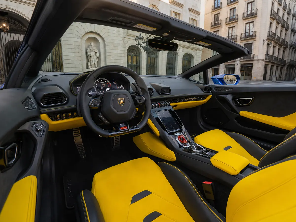Lamborghini Huracan Evo Spyder 2022, intérieur — Florence Luxury Car Rental, Florence. Lamborghini Huracan Evo Spyder à Florence La location d'une Lamborghini Huracan Evo…