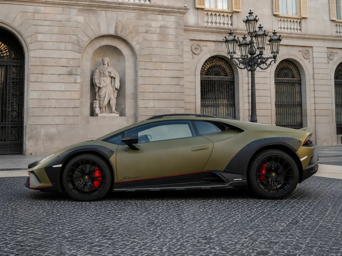 Lamborghini Huracan Sterrato 2024, esterno — Florence Luxury Car Rental, Firenze. Lamborghini Huracan Sterrato a Firenze Il noleggio di una Lamborghini Huracan Sterrato a…