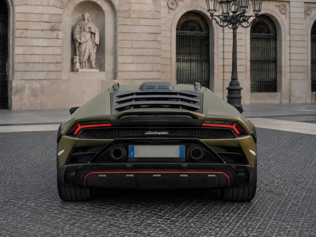 Lamborghini Huracan Sterrato 2024, vista posteriore — Florence Luxury Car Rental, Firenze. Lamborghini Huracan Sterrato a Firenze Il noleggio di una Lamborghini Huracan Sterrato a…