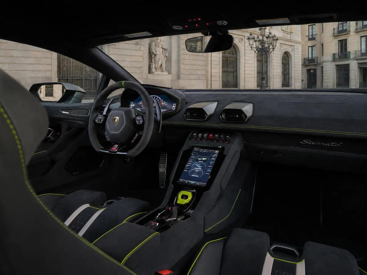 Lamborghini Huracan Sterrato 2024, interni — Florence Luxury Car Rental, Firenze. Lamborghini Huracan Sterrato a Firenze Il noleggio di una Lamborghini Huracan Sterrato a…