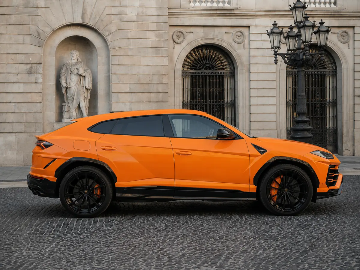 Lamborghini Urus S 2024, vista frontale — Florence Luxury Car Rental, Firenze. Lamborghini Urus S a Firenze Il noleggio di una Lamborghini Urus S a Firenze mette a…