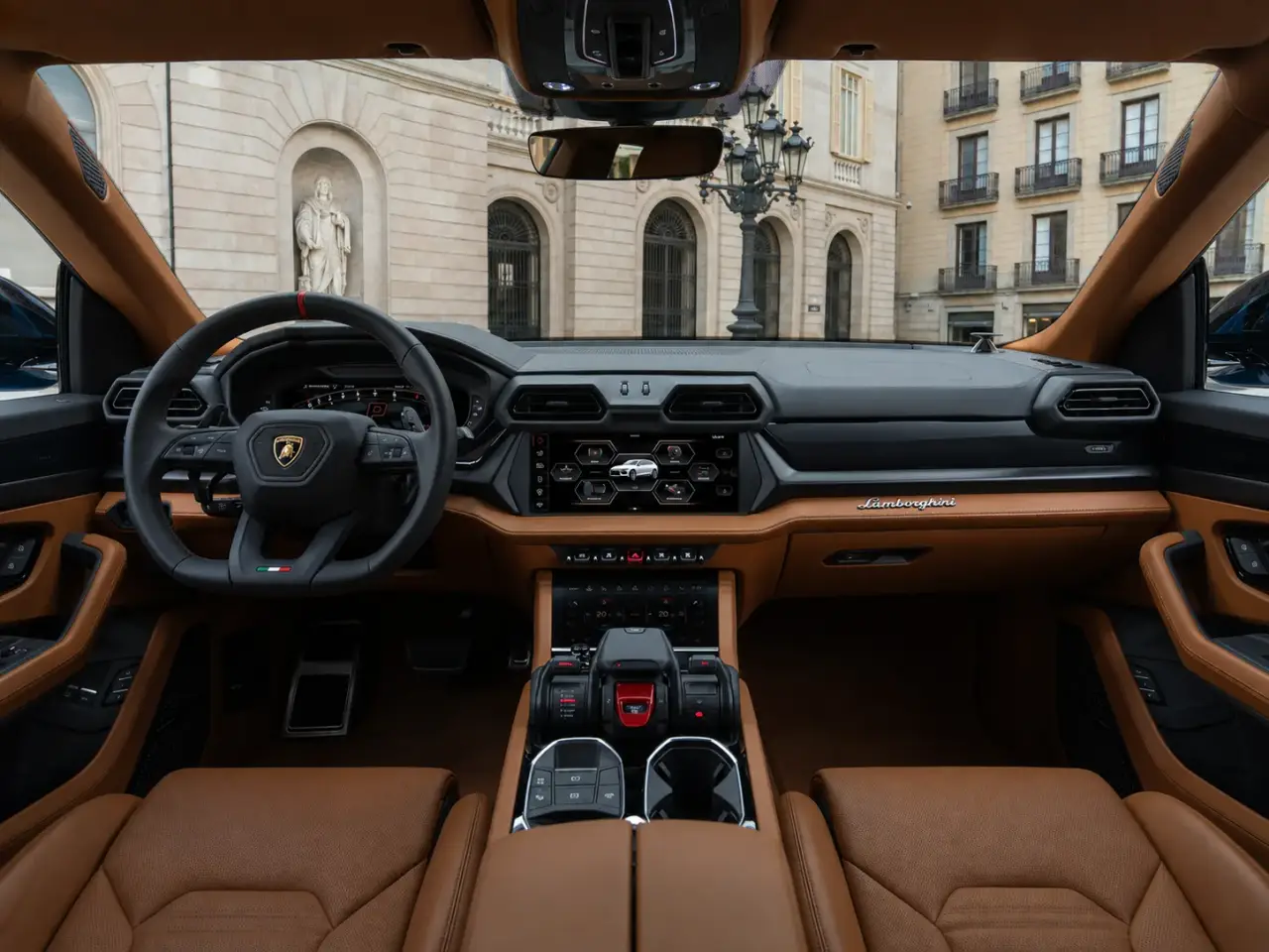 Lamborghini Urus SE 2025, vista posteriore — Florence Luxury Car Rental, Firenze. Lamborghini Urus SE a Firenze Il noleggio di una Lamborghini Urus SE a Firenze mette a…