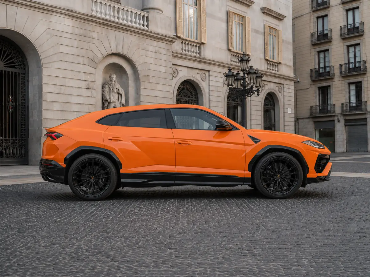 Lamborghini URUS SE 2025, vista frontale — Florence Luxury Car Rental, Firenze. Lamborghini URUS SE a Firenze Il noleggio di una Lamborghini URUS SE a Firenze mette a…