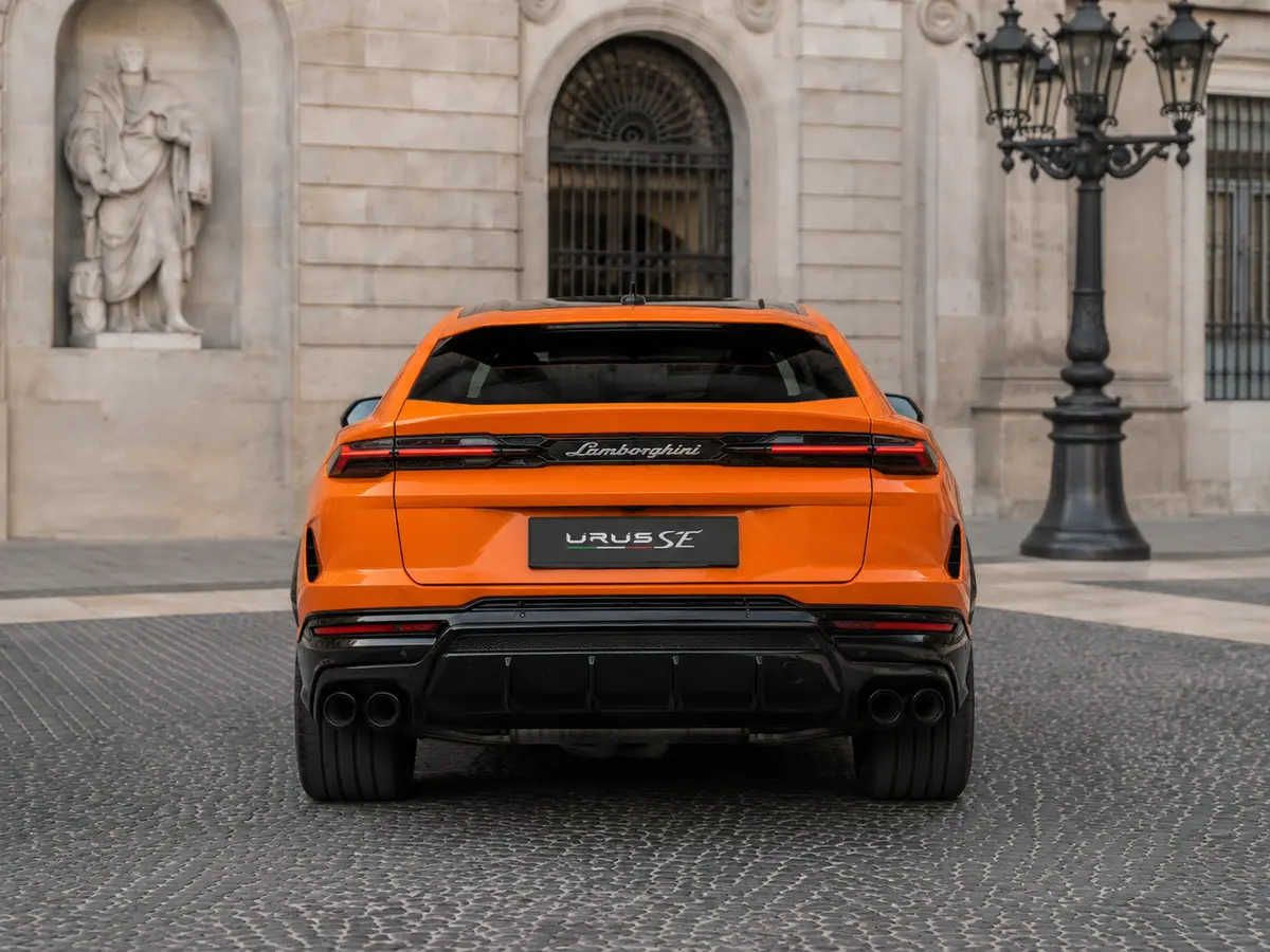 Lamborghini URUS SE 2025, vista posteriore — Florence Luxury Car Rental, Firenze. Lamborghini URUS SE a Firenze Il noleggio di una Lamborghini URUS SE a Firenze mette a…