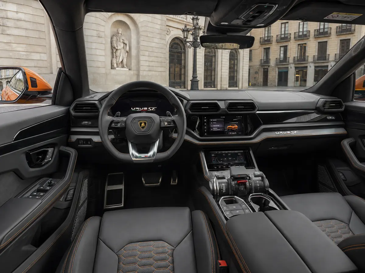 Lamborghini URUS SE 2025, interni — Florence Luxury Car Rental, Firenze. Lamborghini URUS SE a Firenze Il noleggio di una Lamborghini URUS SE a Firenze mette a…