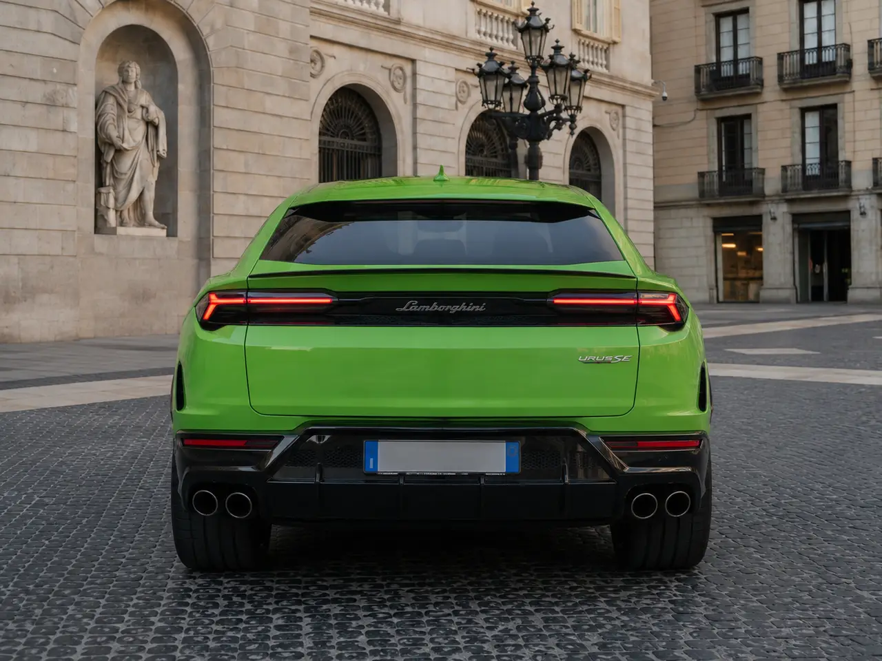 Lamborghini Urus SE 2026, vue arrière — Florence Luxury Car Rental, Florence. Lamborghini Urus SE à Florence La location d'un Lamborghini Urus SE à Florence permet de…
