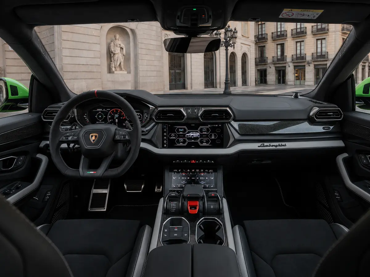 Lamborghini Urus SE 2026, intérieur — Florence Luxury Car Rental, Florence. Lamborghini Urus SE à Florence La location d'un Lamborghini Urus SE à Florence permet de…