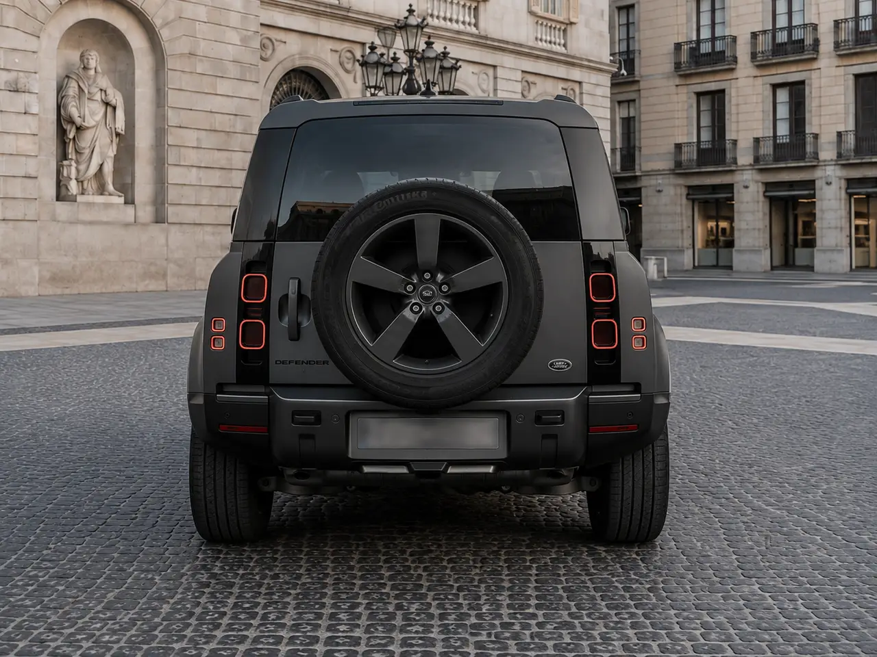 Land Rover Defender 2024, vue arrière — Florence Luxury Car Rental, Florence. Land Rover Defender à Florence La location d'un Land Rover Defender à Florence permet de…