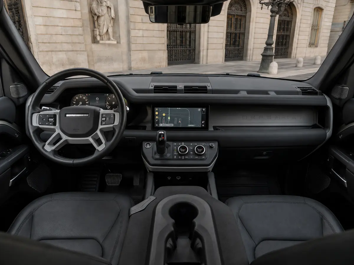 Land Rover Defender X-Dynamic 7 seater 2024, interni — Florence Luxury Car Rental, Firenze. Land Rover Defender X-Dynamic 7 seater a Firenze Il noleggio della Land Rover Defender…