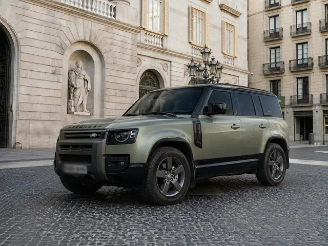 Land Rover Defender X-Dynamic 7 seater 2024 — Florence Luxury Car Rental, Florencia