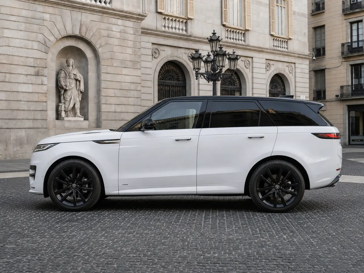 Land Rover Range Rover Sport 2025, esterno — Florence Luxury Car Rental, Firenze. Land Rover Range Rover Sport a Firenze Il noleggio di una Land Rover Range Rover Sport a…