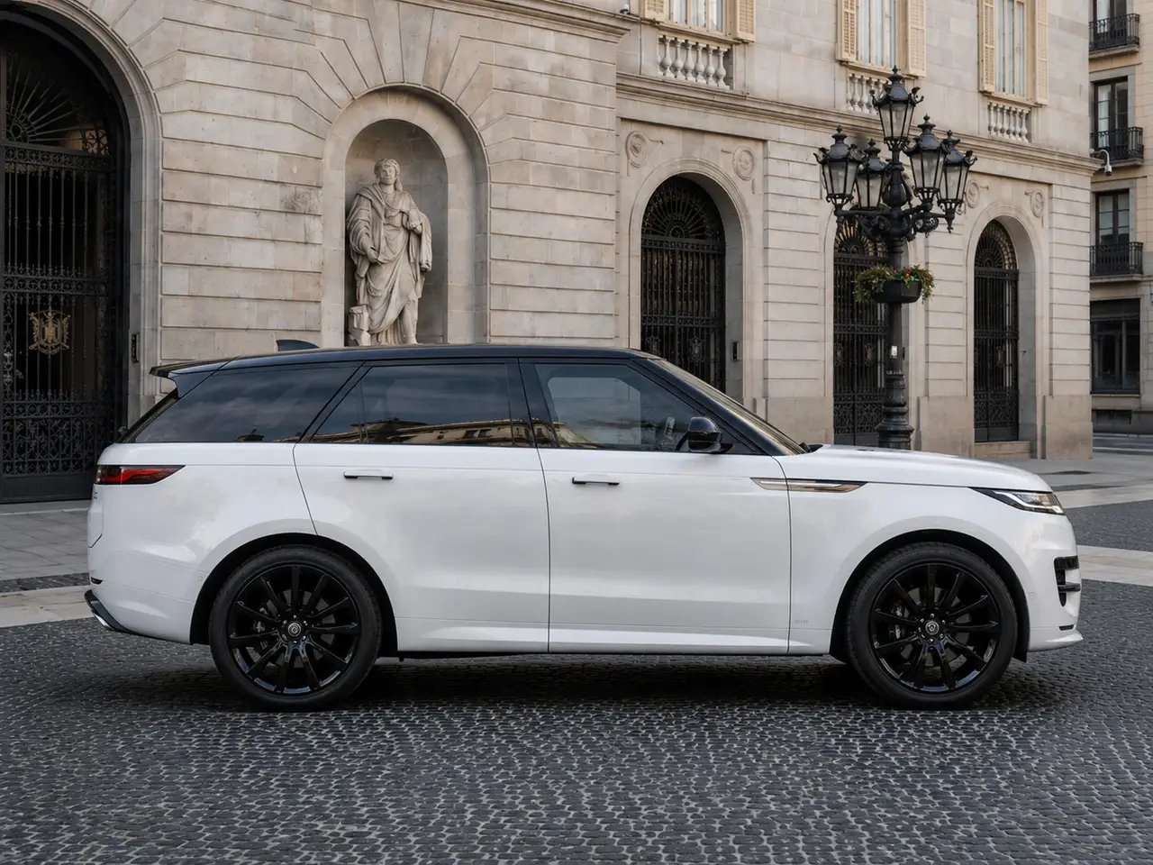 Land Rover Range Rover Sport 2025, vista frontale — Florence Luxury Car Rental, Firenze. Land Rover Range Rover Sport a Firenze Il noleggio di una Land Rover Range Rover Sport a…