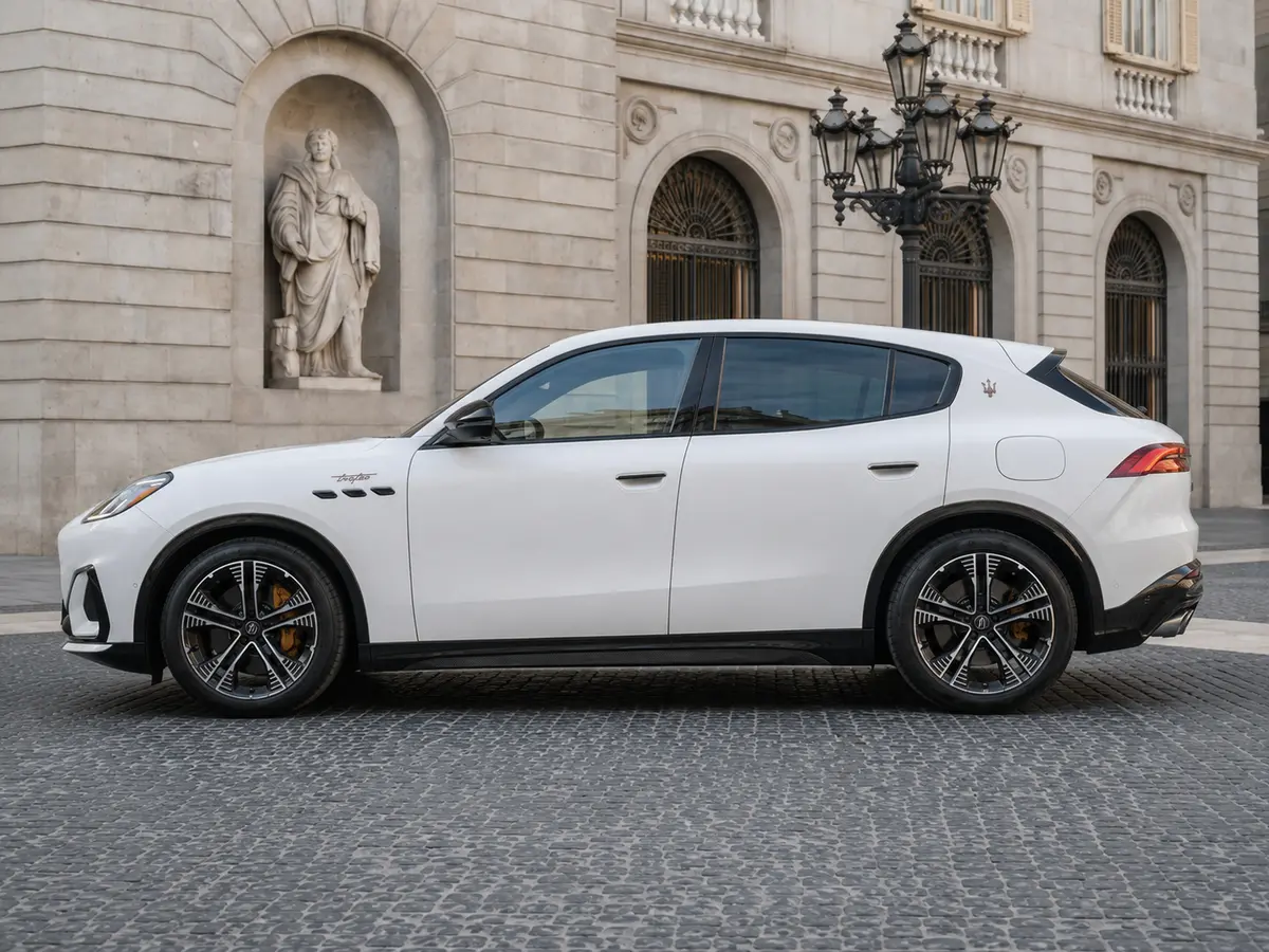 Maserati Grecale GT 2025, esterno — Florence Luxury Car Rental, Firenze. Maserati Grecale GT a Firenze Il noleggio di una Maserati Grecale GT a Firenze mette a…