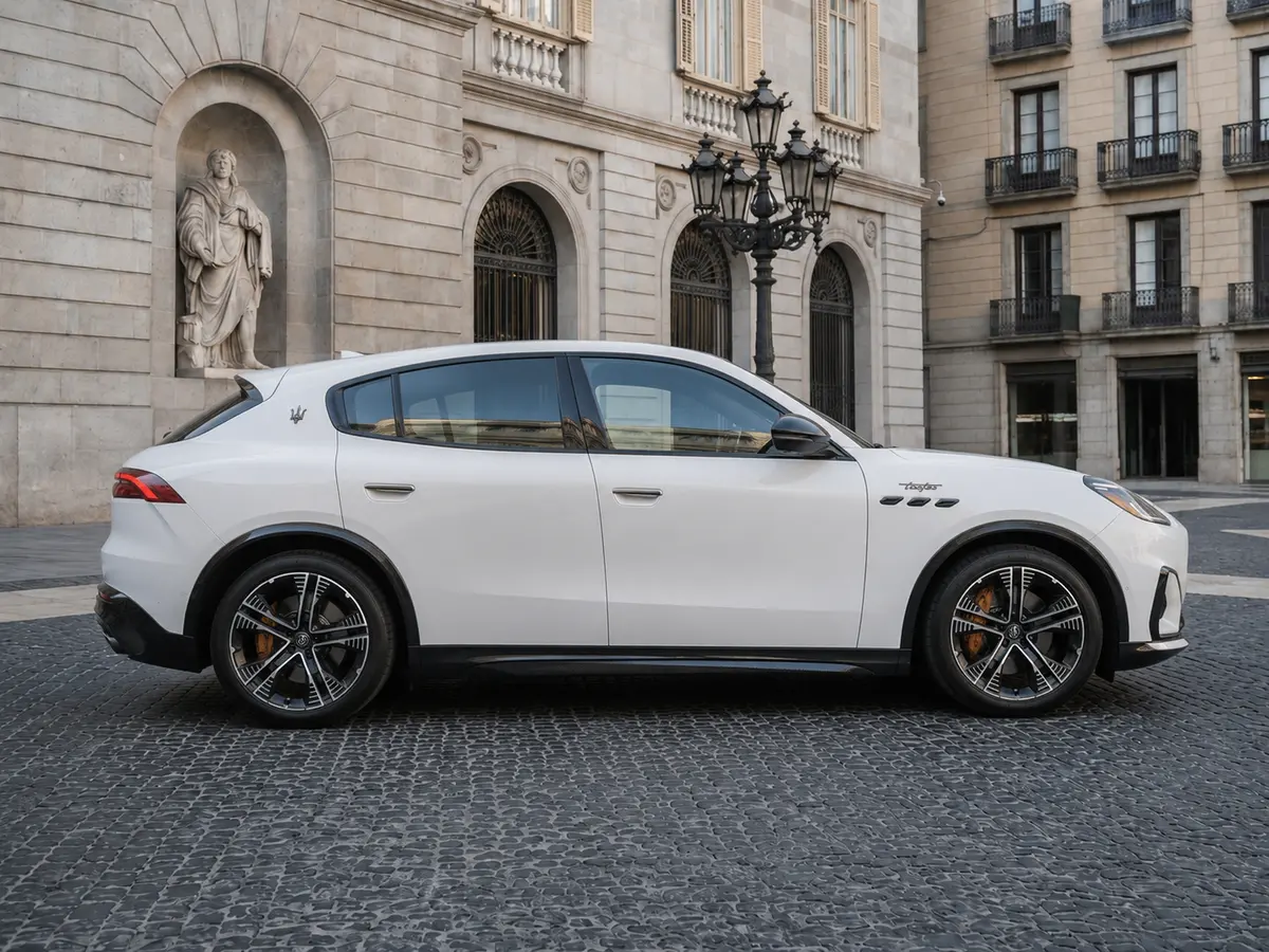 Maserati Grecale GT 2025, vista frontale — Florence Luxury Car Rental, Firenze. Maserati Grecale GT a Firenze Il noleggio di una Maserati Grecale GT a Firenze mette a…