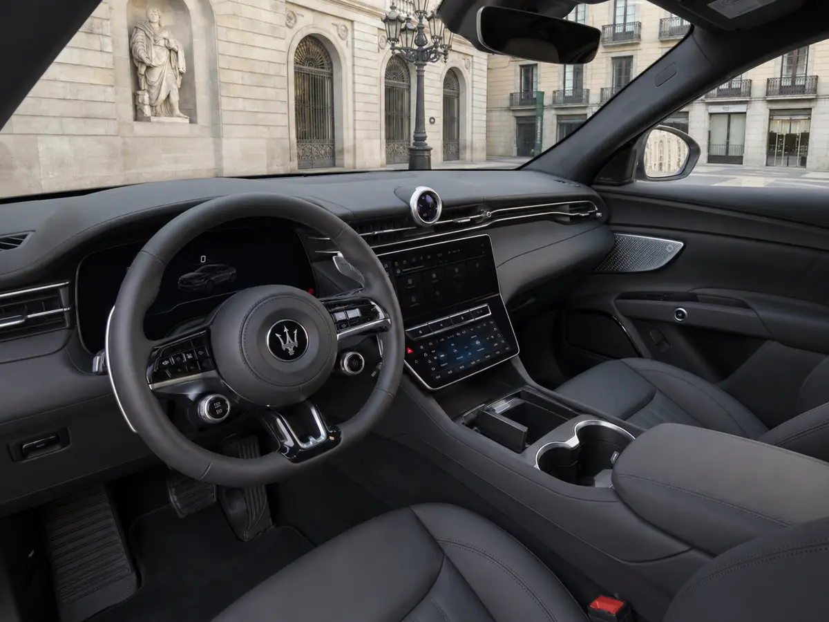 Maserati Grecale GT 2025, interni — Florence Luxury Car Rental, Firenze. Maserati Grecale GT a Firenze Il noleggio di una Maserati Grecale GT a Firenze mette a…