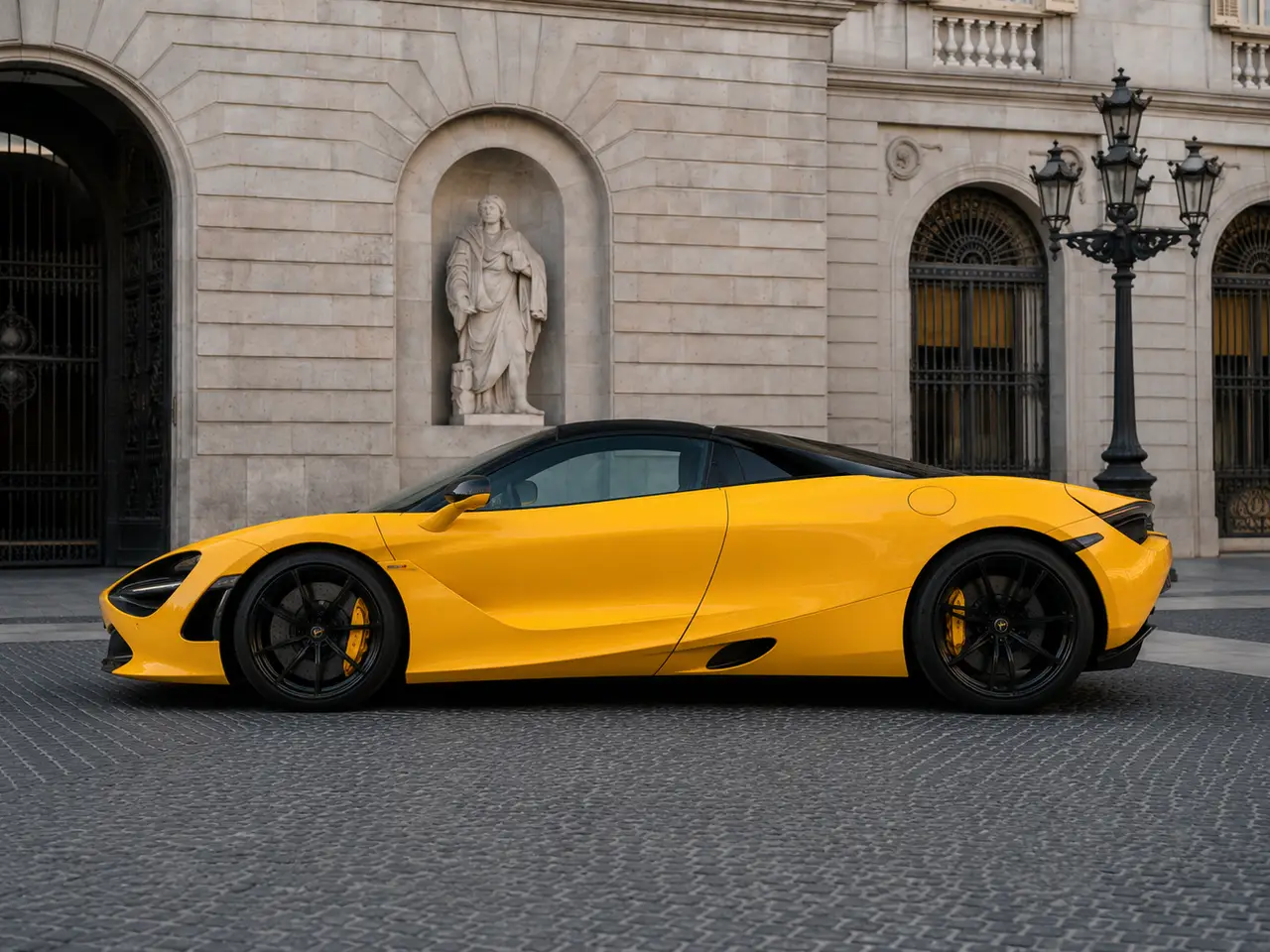 McLaren 720S Spider 2022, esterno — Florence Luxury Car Rental, Firenze. McLaren 720S Spider a Firenze Il noleggio della McLaren 720S Spider a Firenze mette a…