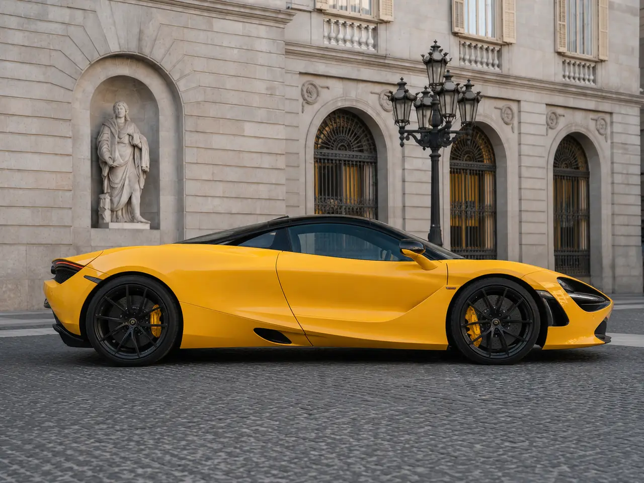 McLaren 720S Spider 2022, vista frontale — Florence Luxury Car Rental, Firenze. McLaren 720S Spider a Firenze Il noleggio della McLaren 720S Spider a Firenze mette a…