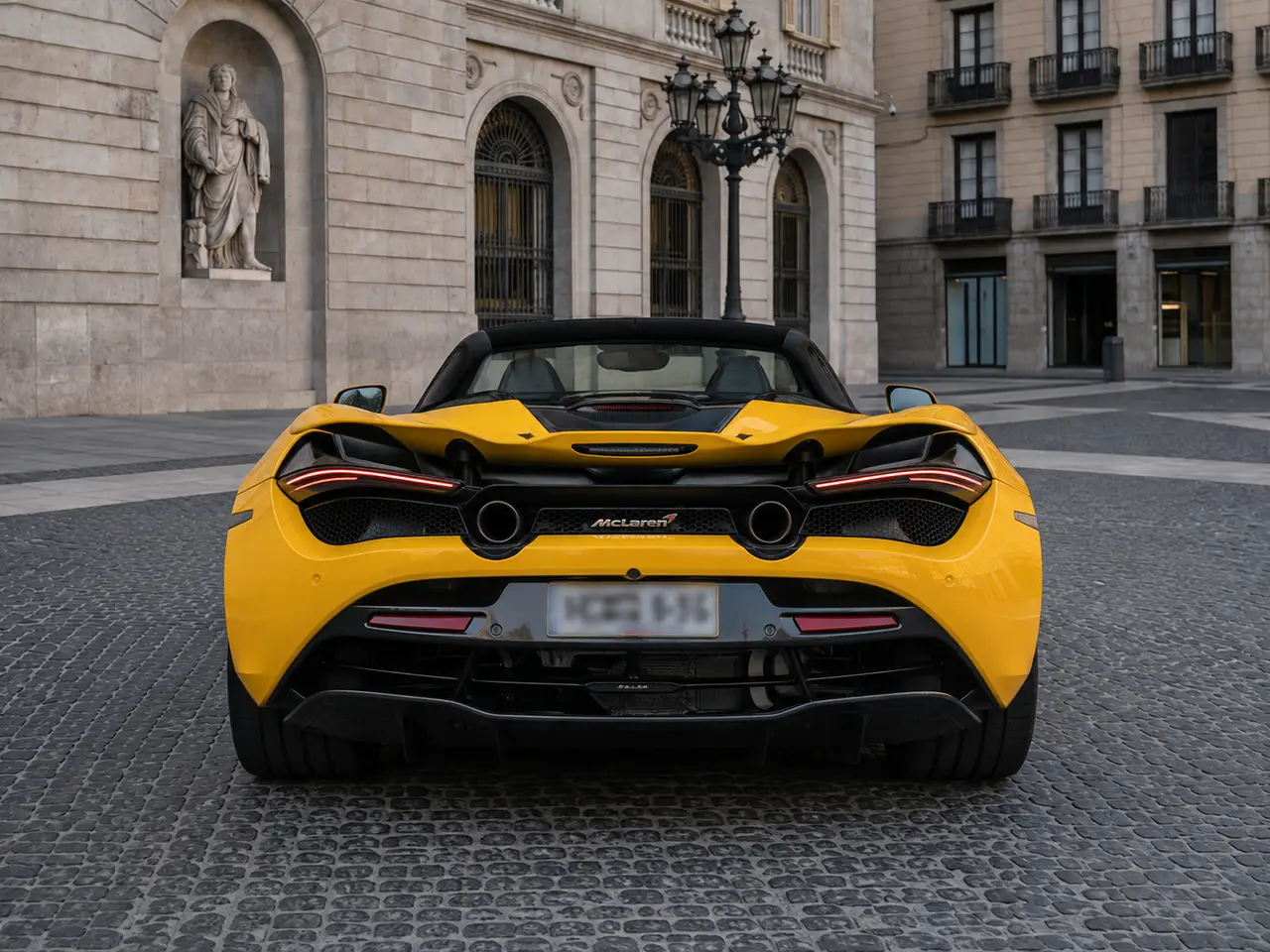 McLaren 720S Spider 2022, vista posteriore — Florence Luxury Car Rental, Firenze. McLaren 720S Spider a Firenze Il noleggio della McLaren 720S Spider a Firenze mette a…